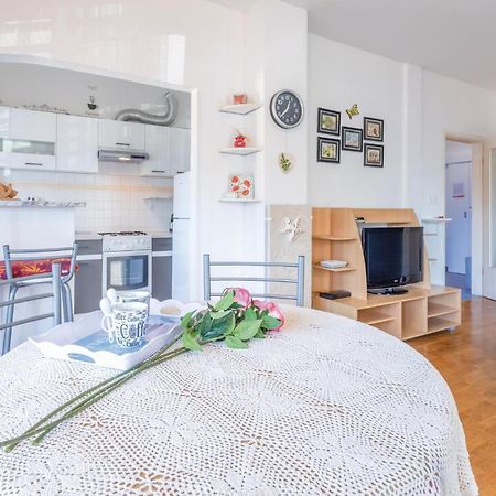 Lovely Apartment In Umag With Kitchen Exteriör bild