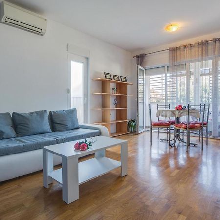 Lovely Apartment In Umag With Kitchen Exteriör bild