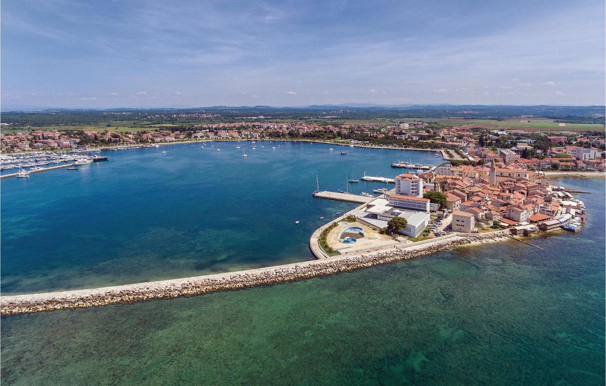 Lovely Apartment In Umag With Kitchen Exteriör bild