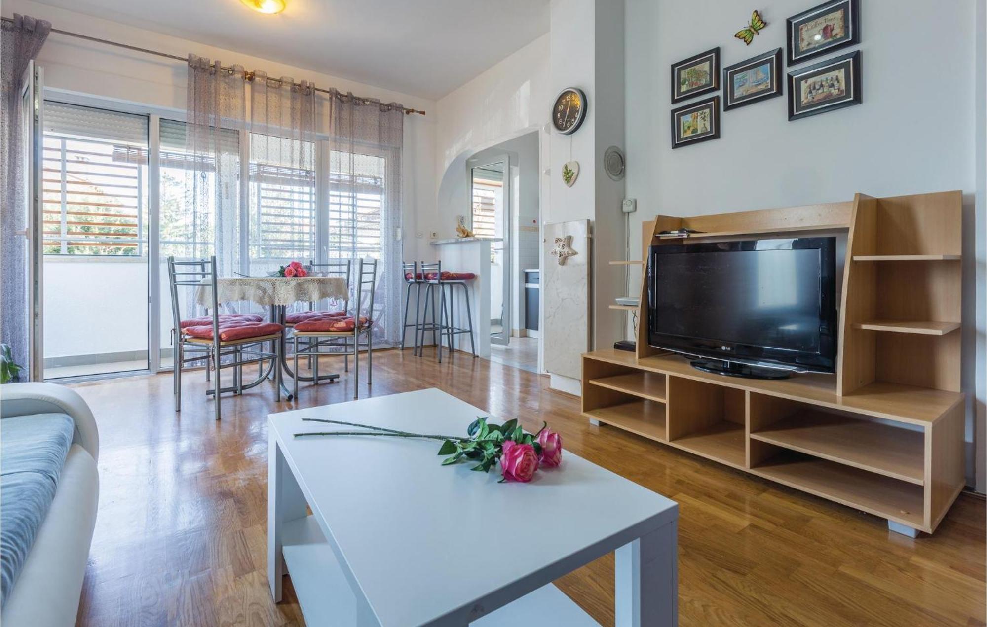 Lovely Apartment In Umag With Kitchen Exteriör bild