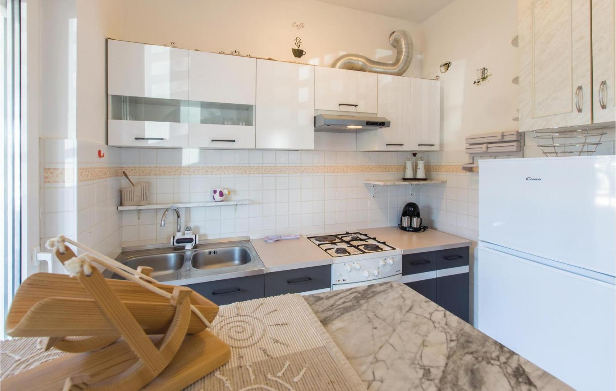 Lovely Apartment In Umag With Kitchen Exteriör bild