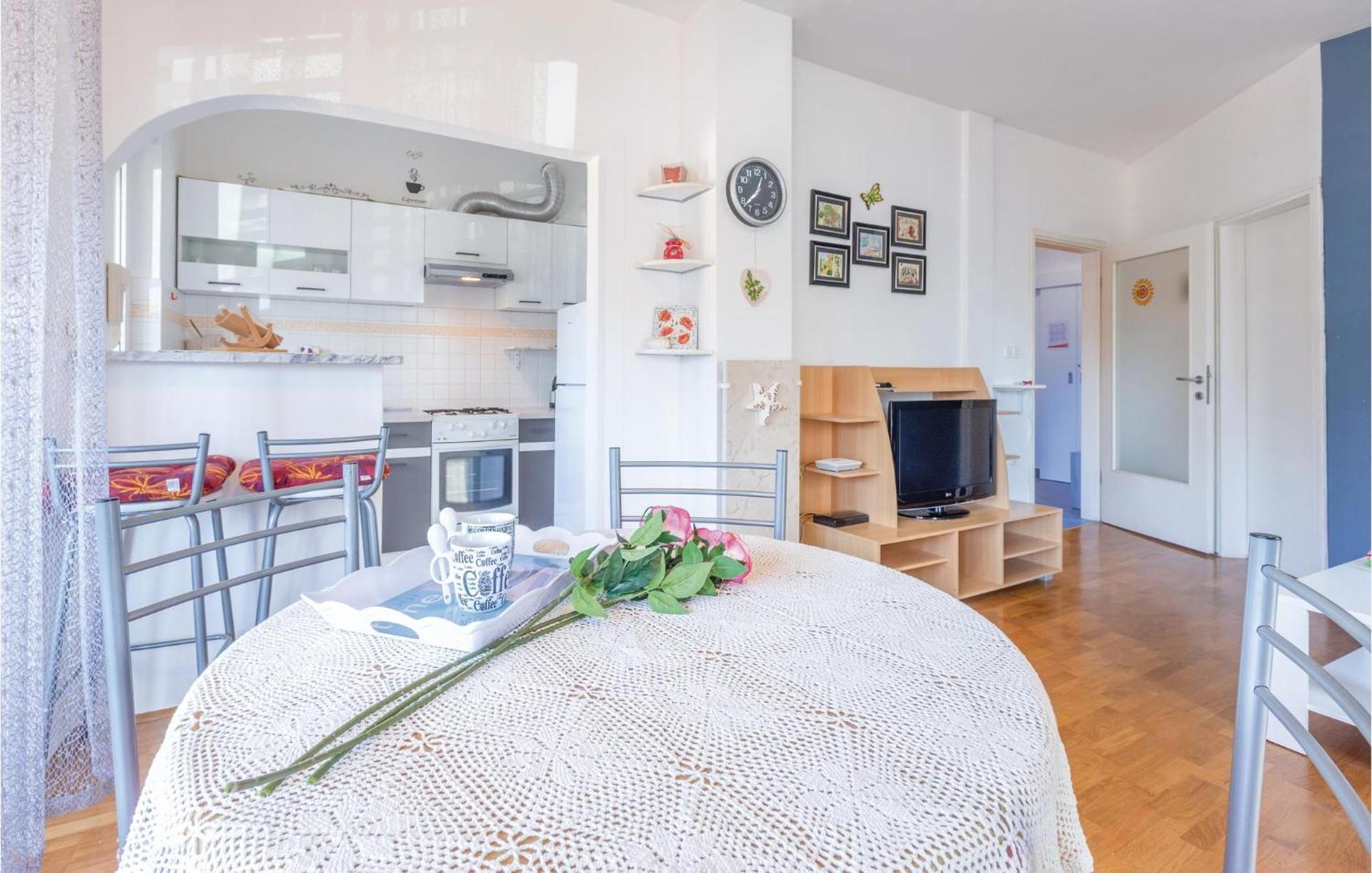 Lovely Apartment In Umag With Kitchen Exteriör bild