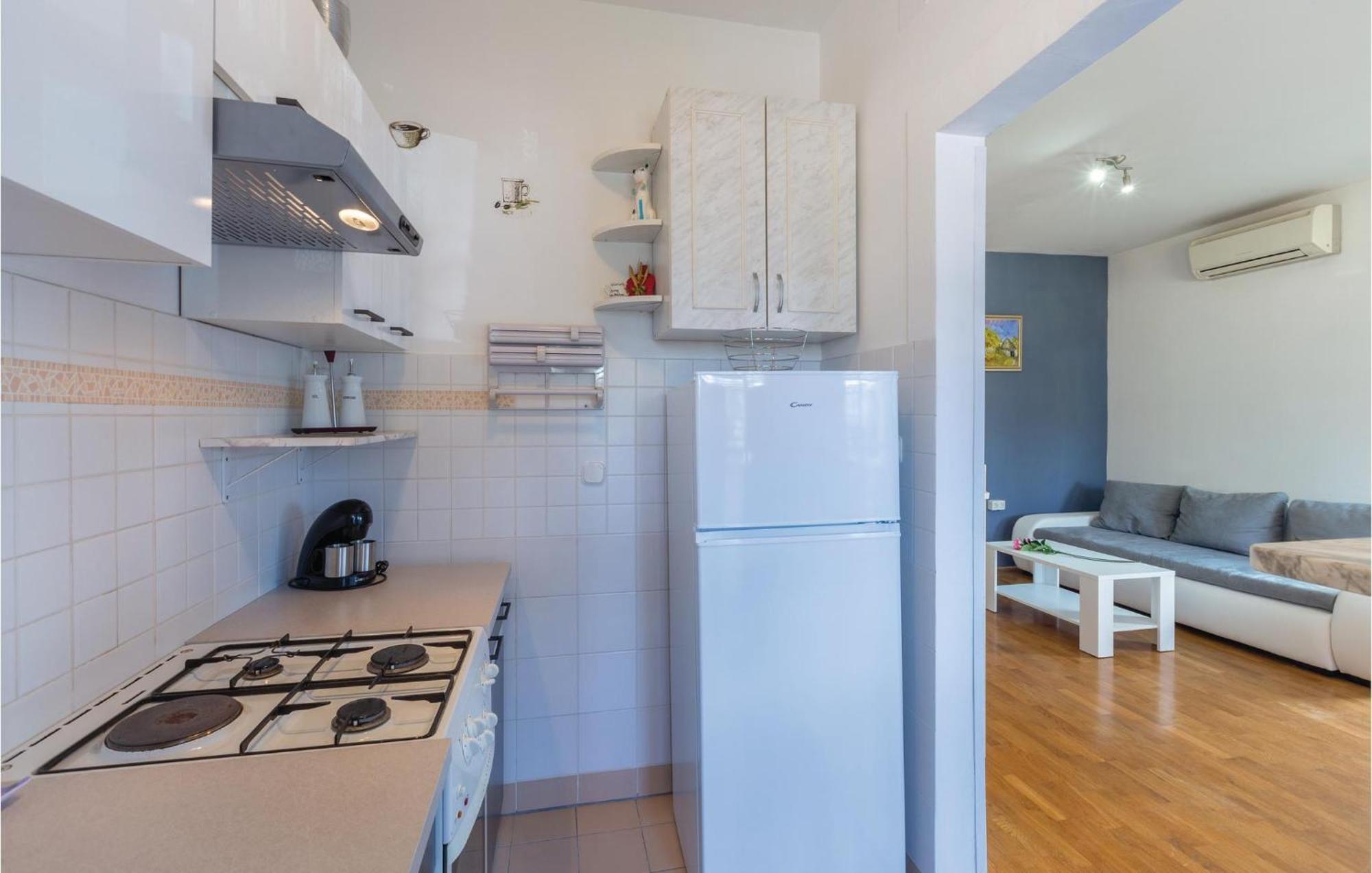 Lovely Apartment In Umag With Kitchen Exteriör bild