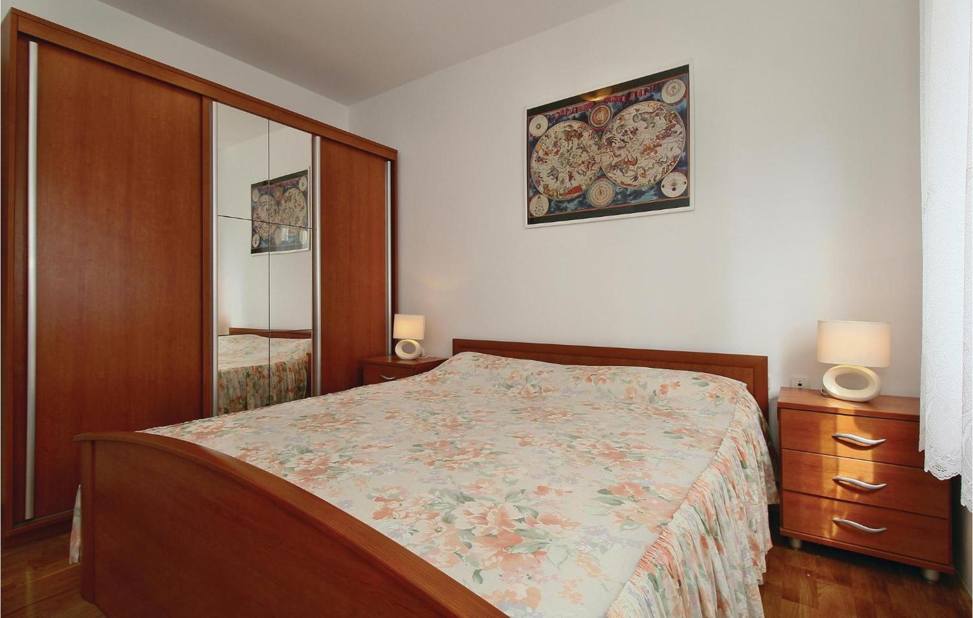 Lovely Apartment In Umag With Kitchen Exteriör bild