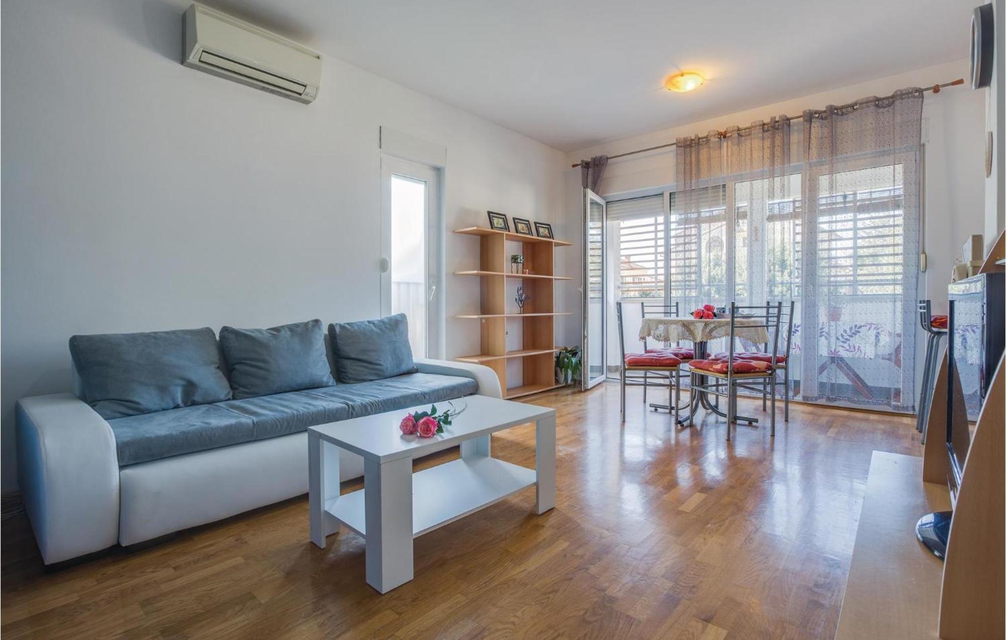 Lovely Apartment In Umag With Kitchen Exteriör bild
