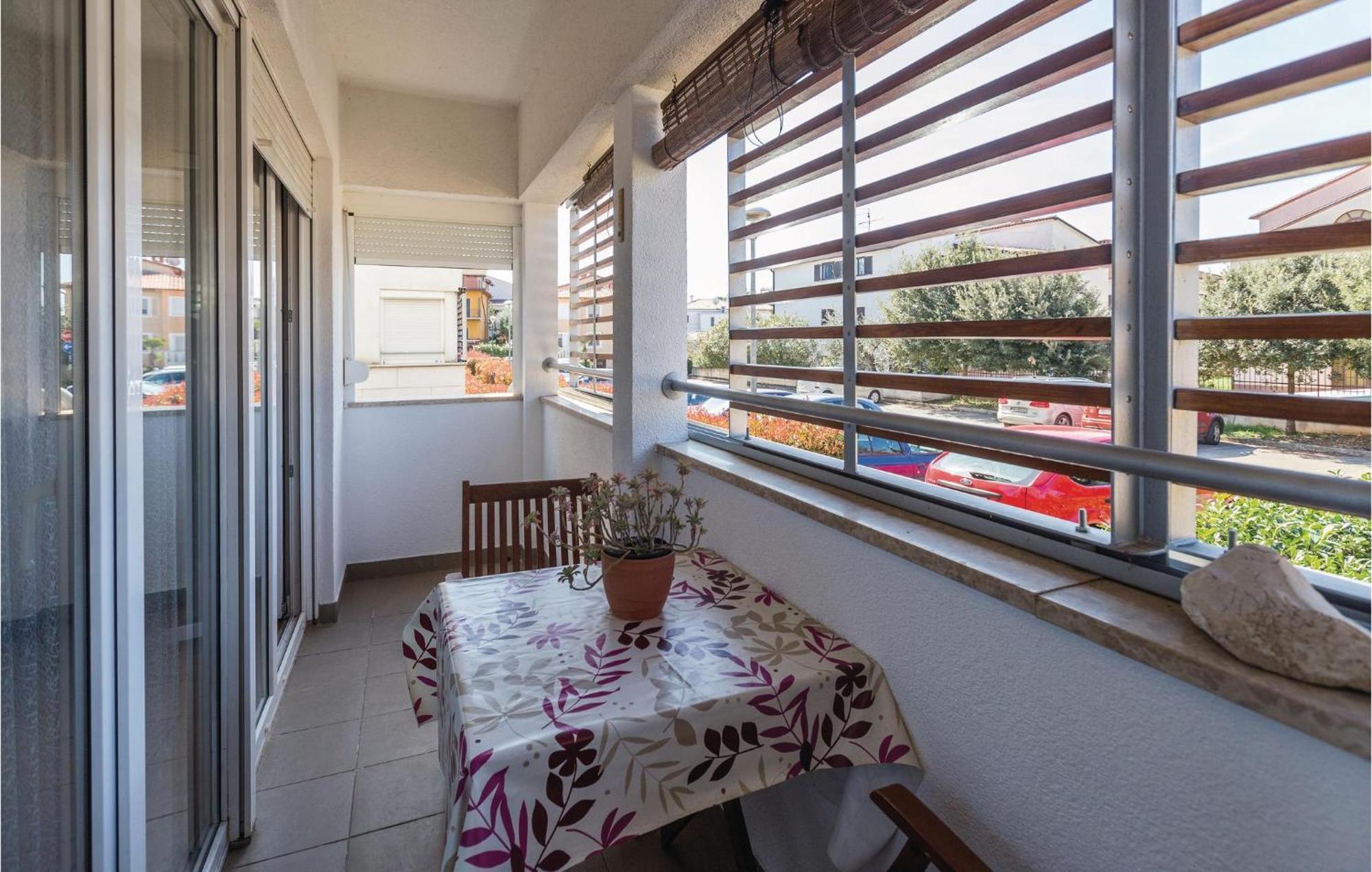 Lovely Apartment In Umag With Kitchen Exteriör bild