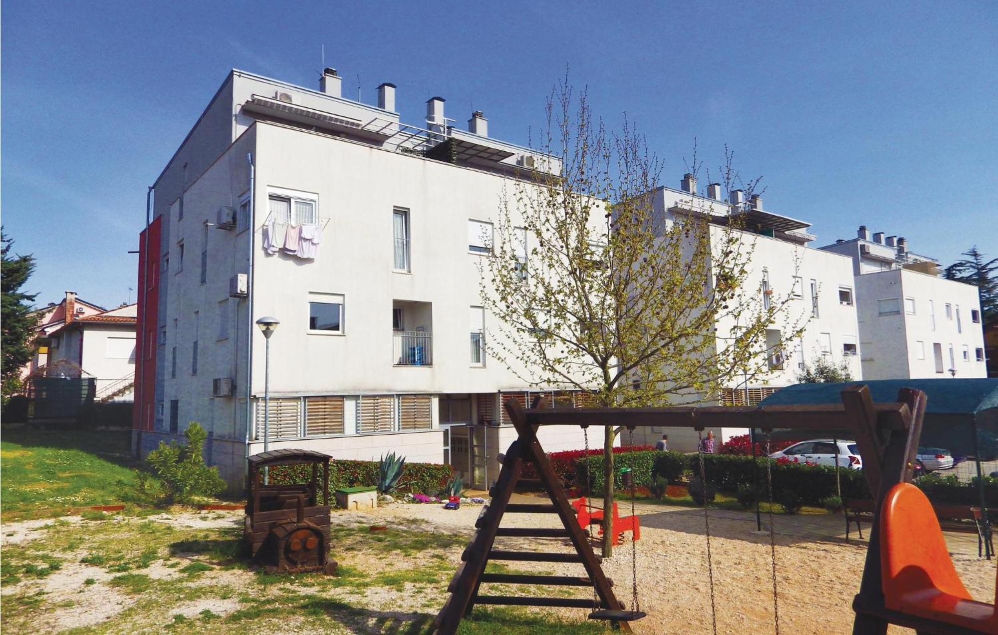 Lovely Apartment In Umag With Kitchen Exteriör bild
